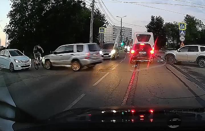 На улице Генерала Маргелова в Туле водитель Subaru сбил велосипедиста