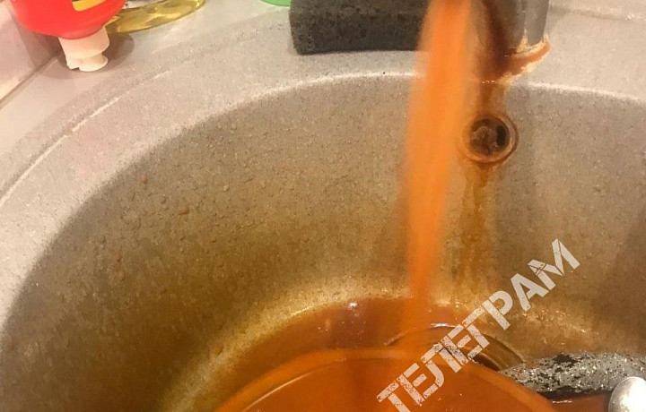 Жителей Барсуков удивила рыжая вода из-под крана